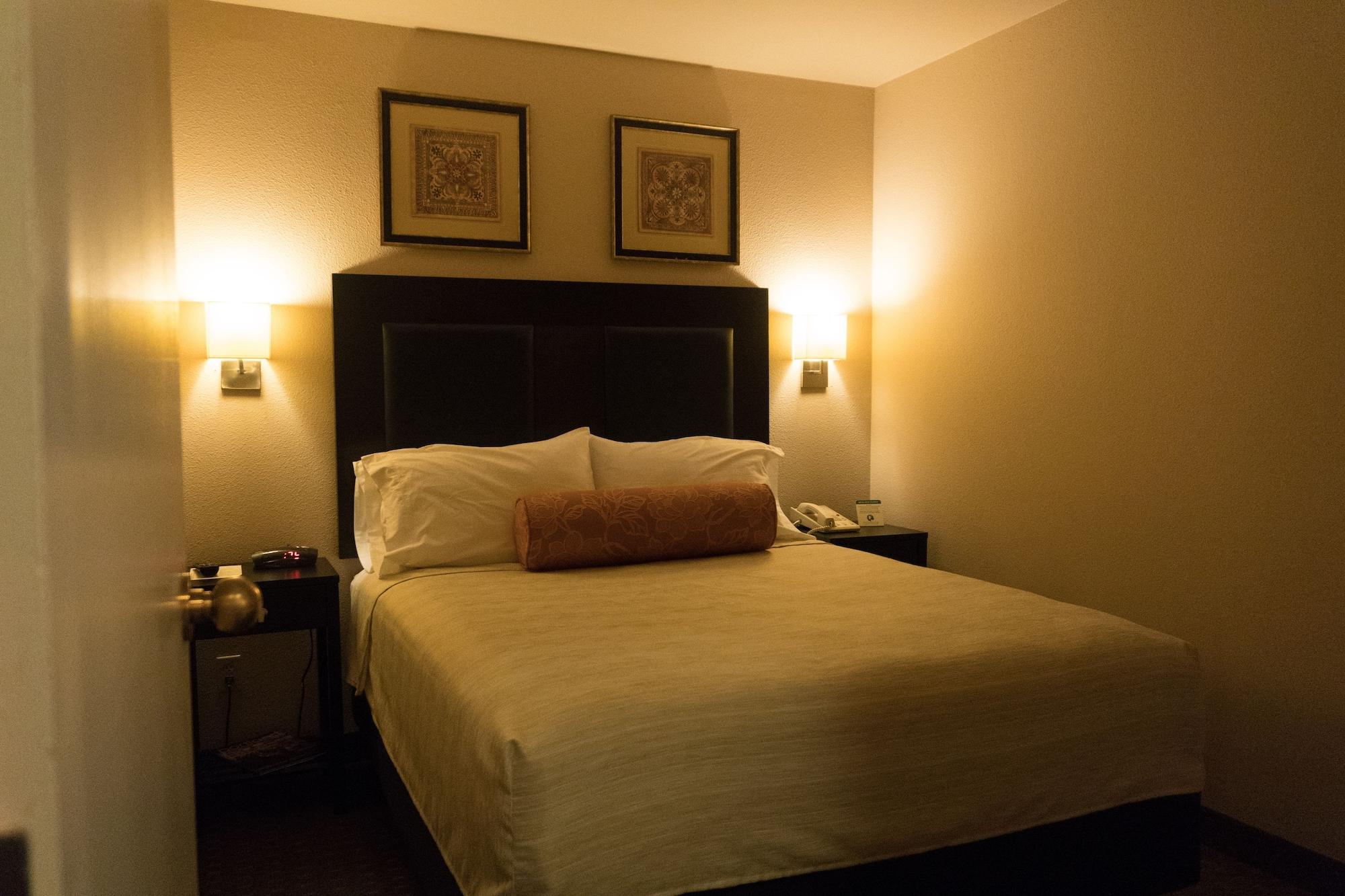 โมนาร์ช โฮเต็ล แอนด์ คอนเฟอเรนซ์ เซ็นเตอร์ Hotel แคลกคามัส ภายนอก รูปภาพ
